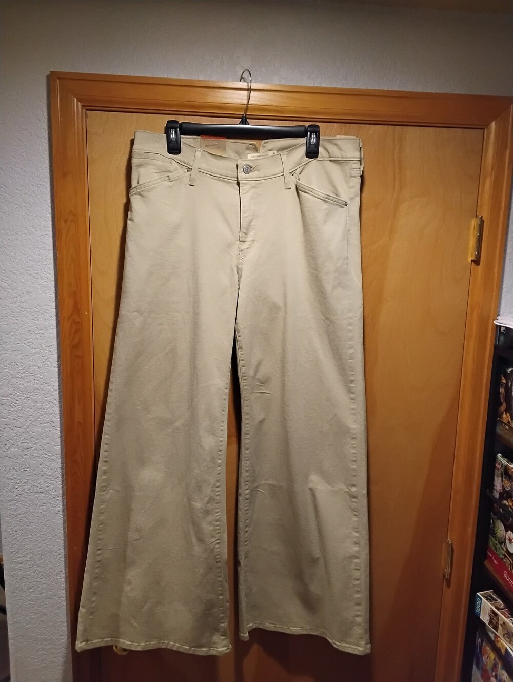 NWT Tan 33x32 Women's Levi's 318 Jeans